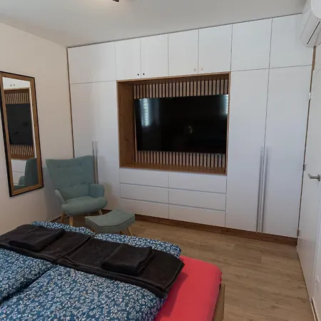 Family Space With Free Parking & Air Condition Lejlighed