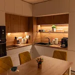 Family Space With Free Parking & Air Condition 아파트