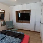 Family Space With Free Parking & Air Condition 아파트